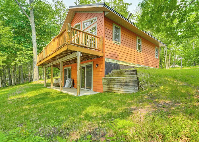 Four-Season Lake Cabin W/ Canoe & Paddle Boat!