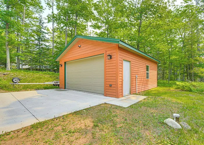 Four-Season Lake Cabin W/ Canoe & Paddle Boat!