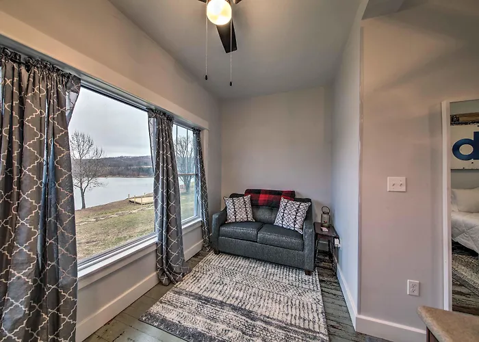 Lakefront Studio Guest Home On Hermann Wine Trail!