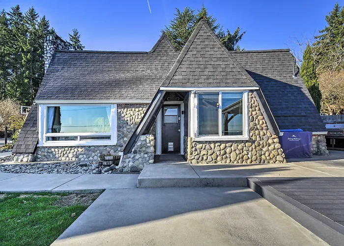 Puget Sound Cabin With Hot Tub And Water Views!