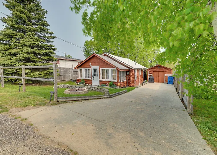 Cozy Houghton Lake Vacation Rental W/ Fireplace!