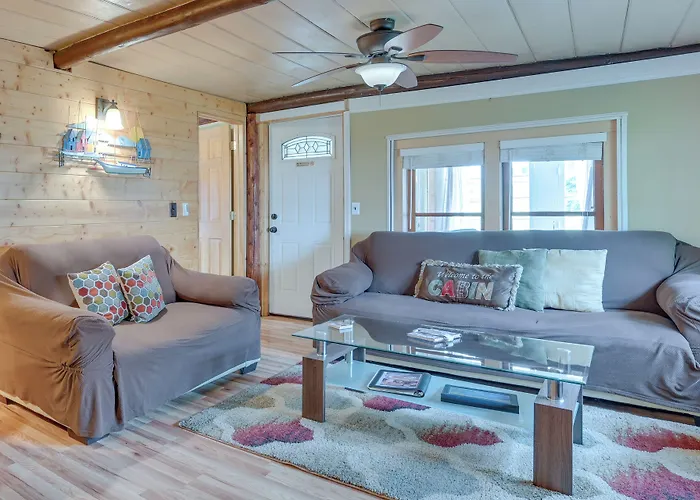 Cozy Houghton Lake Vacation Rental W/ Fireplace!
