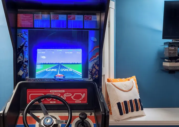 Walk To Lake & Downtown: Hot Tub And Game Room