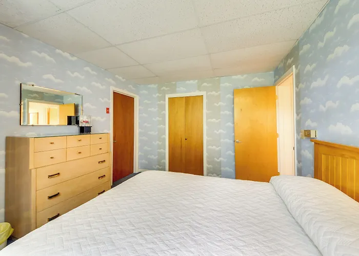 Charming Retreat W/ Deck ~ 4 Mi From Casco Bay!