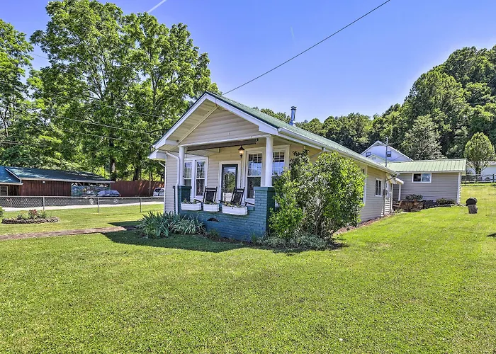 Cozy Damascus Cottage W/ Porch & Trail Access!