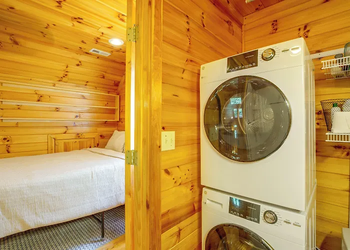 Cozy Boone Cabin W/ Deck: Close To Downtown!