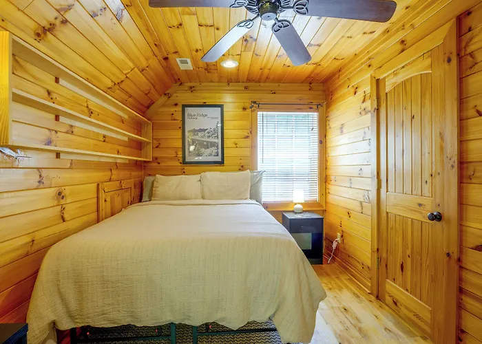 Cozy Boone Cabin W/ Deck: Close To Downtown!