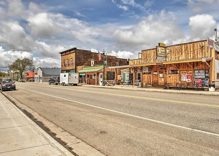 Large Ten Sleep Home On Main St, 10 Mins To Canyon