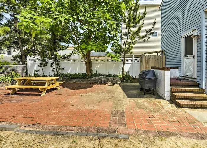 Breezy Ship Bottom House W/ Yard + Beach Access!
