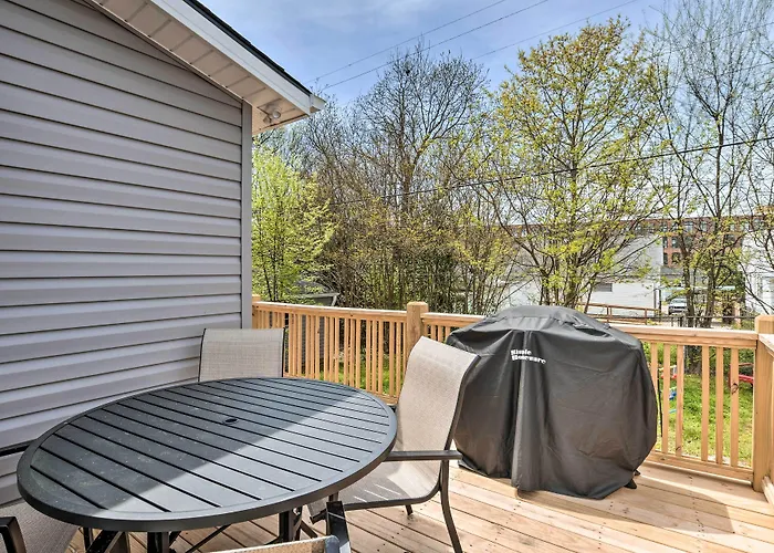 Ideally Located 'Penne Place' W/ Deck & Grill