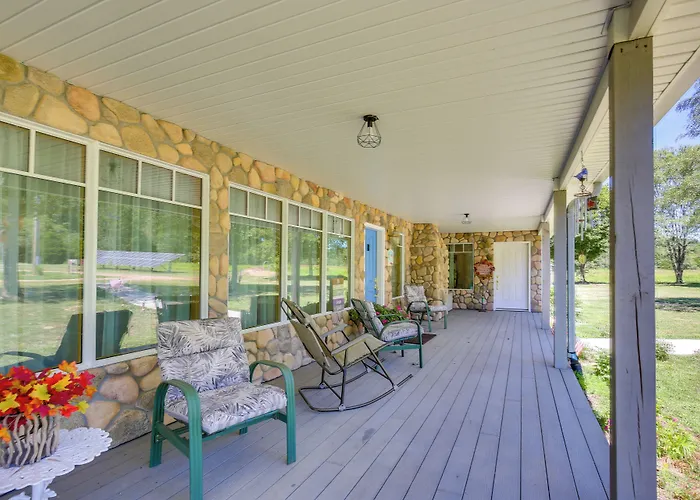 Spacious & Secluded Shook Home W/ Private Hot Tub!