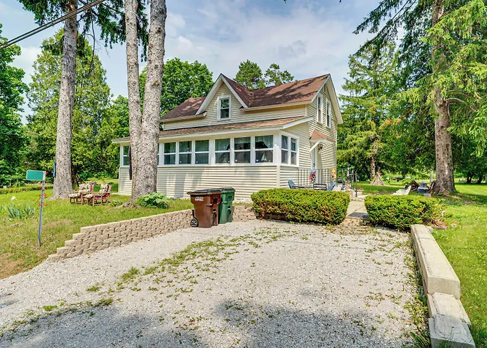 Powers Lake Home W/ Patio - 9 Mi To Lake Geneva!