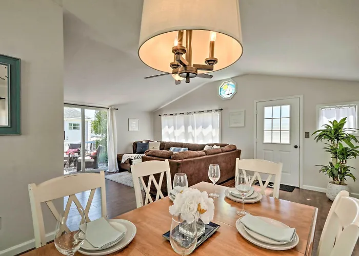 Beachy Lavallette Cottage W/ Outdoor Shower, Patio