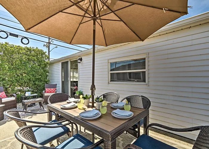 Beachy Lavallette Cottage W/ Outdoor Shower, Patio