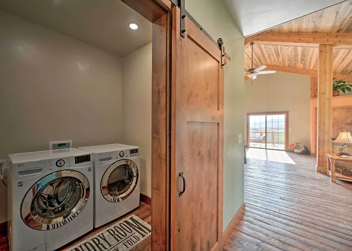 Custom Livingston Apt W/ Balcony + Mountain Views!