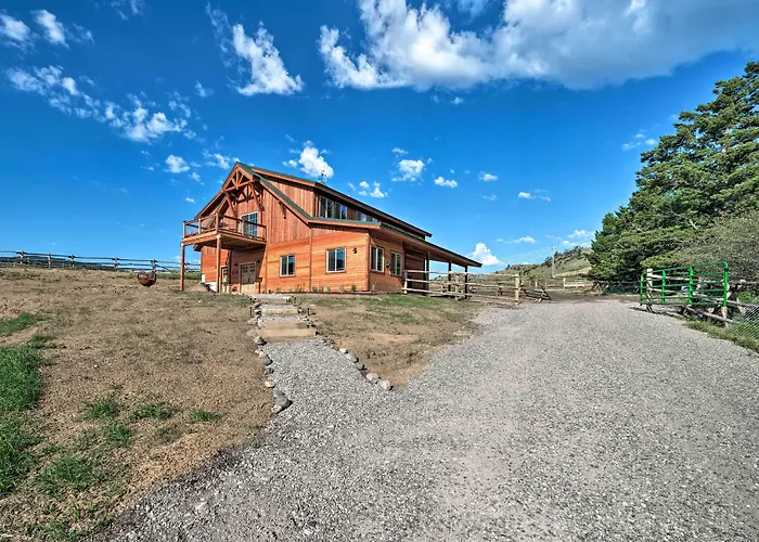Custom Livingston Apt W/ Balcony + Mountain Views!