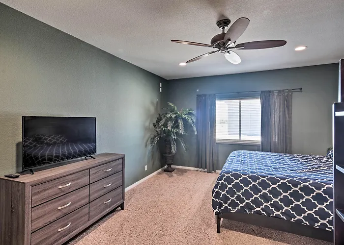 Sun-Soaked Colorado River Haven - Walk To Beaches!