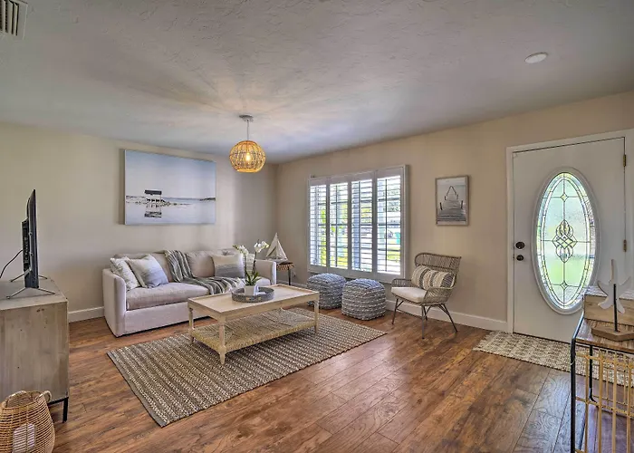 Naples Oasis W/ Screened Pool, Bike To Beach!