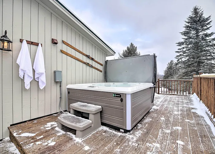 Cozy Apt W/ Hot Tub & Deck, 10 Mi To Stowe Resort!