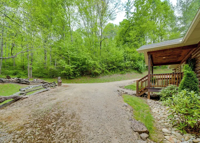 Peaceful Smoky Mountain Cabin W/ Deck & Fire Pit!