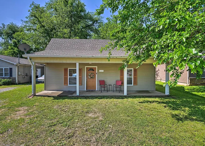 Quaint Downtown Murfreesboro Cottage W/ Lush Yard