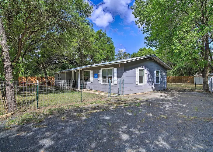 Utopia Family Home, 2 Blocks To Utopia Park!