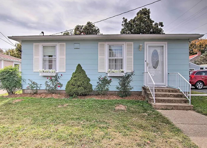 Cottage W/ Yard, Walk To Historic Attractions
