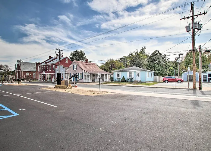 Cottage W/ Yard, Walk To Historic Attractions