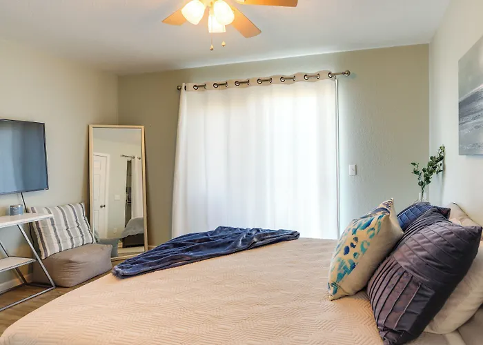 Charming Condo On Lake Erie W/ Community Pool
