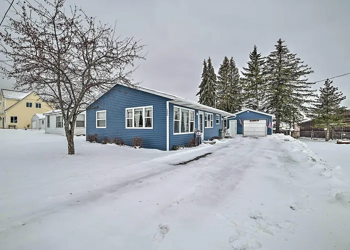 Cozy Houghton Lake Heights Cottage W/ Private Yard