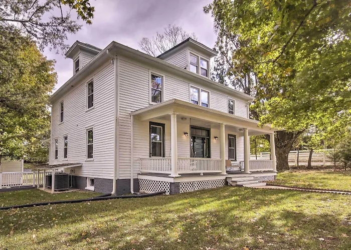 'Thomson Farm' Classic Home < 10 Mi To Vineyards!