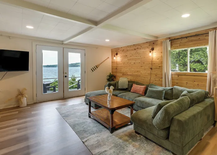 Cozy Maine Lakefront Cabin Rental