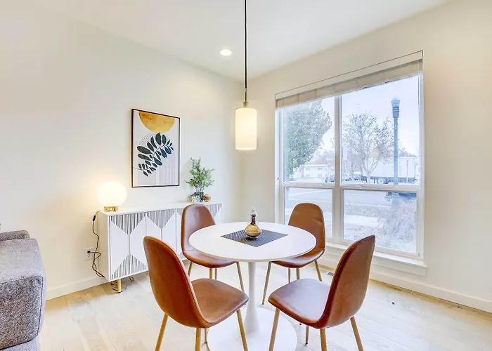 Beautiful Townhome - Steps To Downtown Boise!