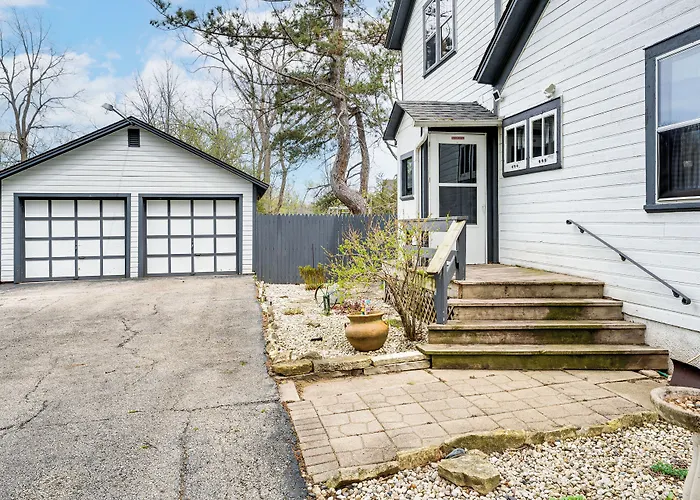 Twin Lakes Cottage: Walk To Elizabeth Lake!