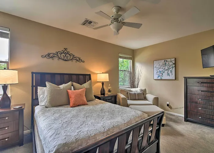 Spacious Surprise Home: 6 Mi To Wildlife World Zoo