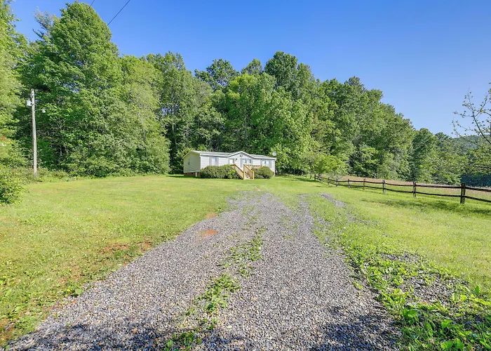 Serene Home: 2 Decks, 3 Mi To Blue Ridge Pkwy