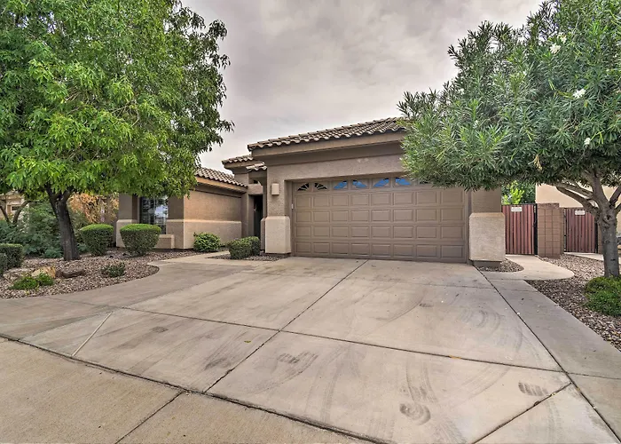 Spacious Surprise Home: 6 Mi To Wildlife World Zoo
