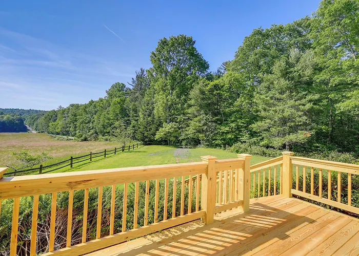 Serene Home: 2 Decks, 3 Mi To Blue Ridge Pkwy