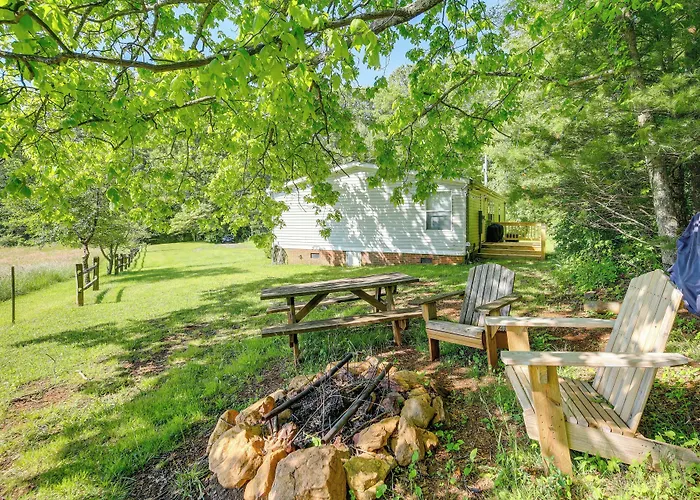 Serene Home: 2 Decks, 3 Mi To Blue Ridge Pkwy