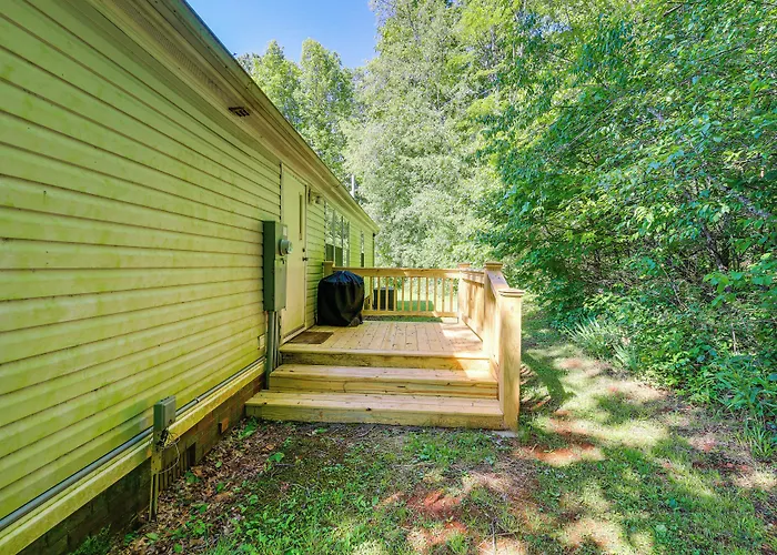 Serene Home: 2 Decks, 3 Mi To Blue Ridge Pkwy