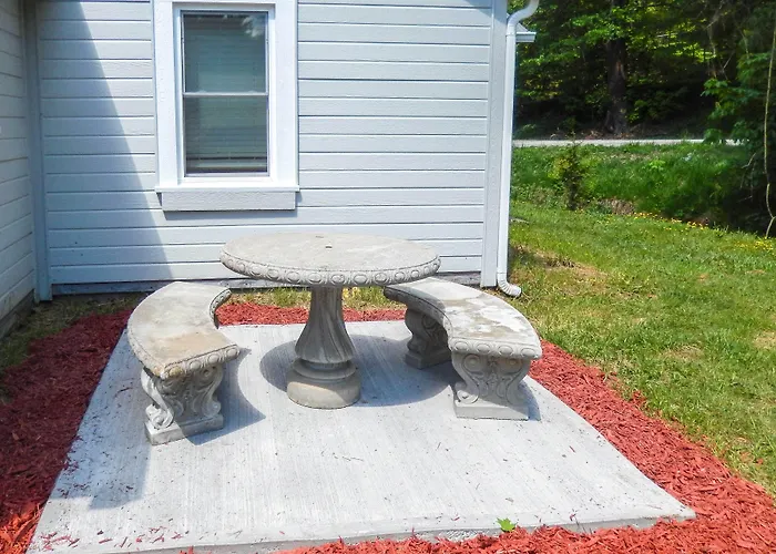 Quaint Appalachian Getaway ~ 2 Mi To Boone!