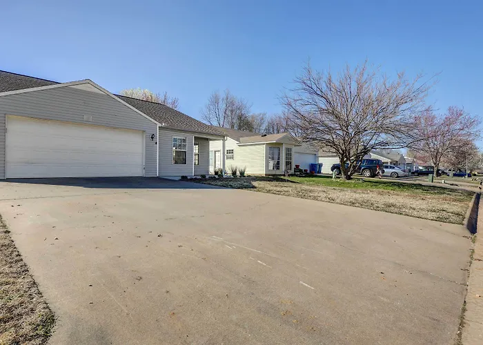 Chic Bentonville Home W/ Patio & Fire Pit!