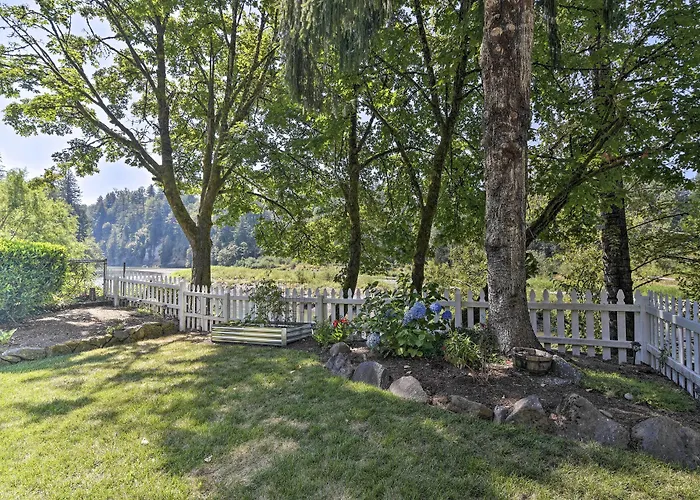 Waterfront Troutdale Hideaway: Sandy River Fishing
