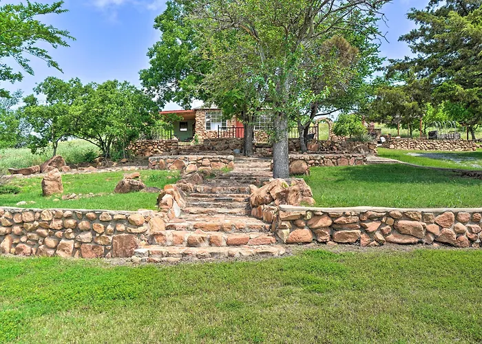 Enchanting Hilltop Cottage In Medicine Park!