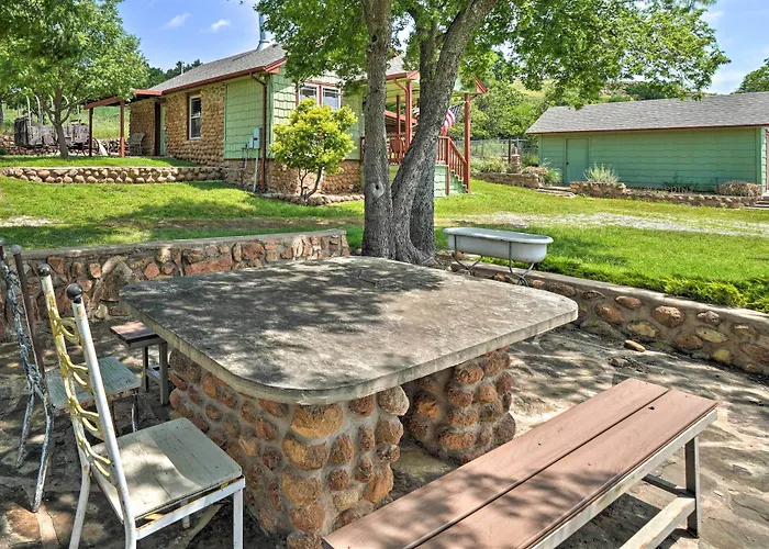 Enchanting Hilltop Cottage In Medicine Park!