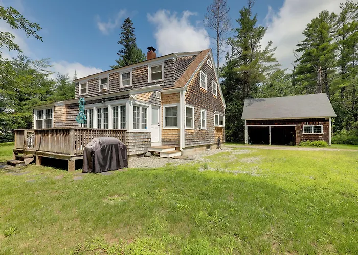 Franconia Escape On Half Acre W/ Fire Pit & Deck!