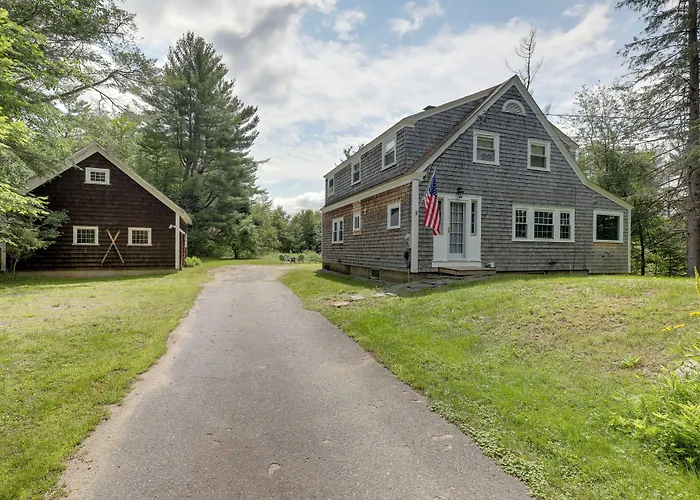 Franconia Escape On Half Acre W/ Fire Pit & Deck!