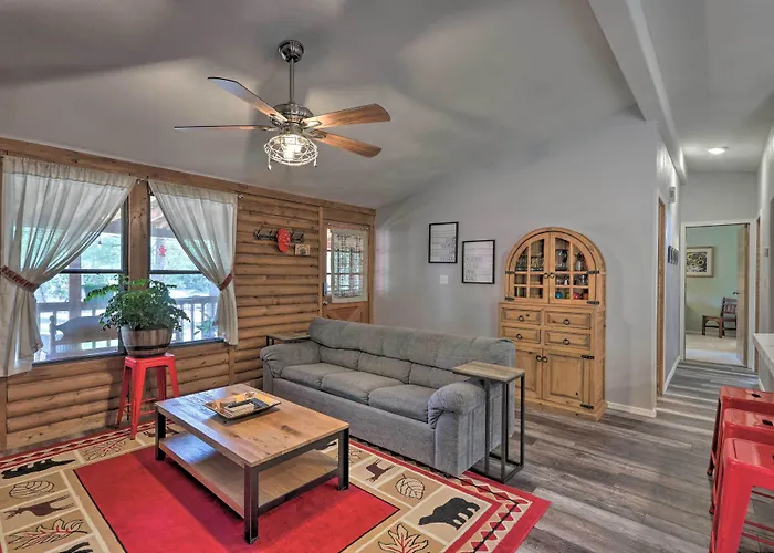 Updated Strawberry Family Cabin W/ 2 Private Decks