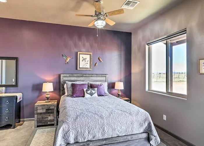 Modern Elgin Home: Walk To Wineries + Pets Welcome