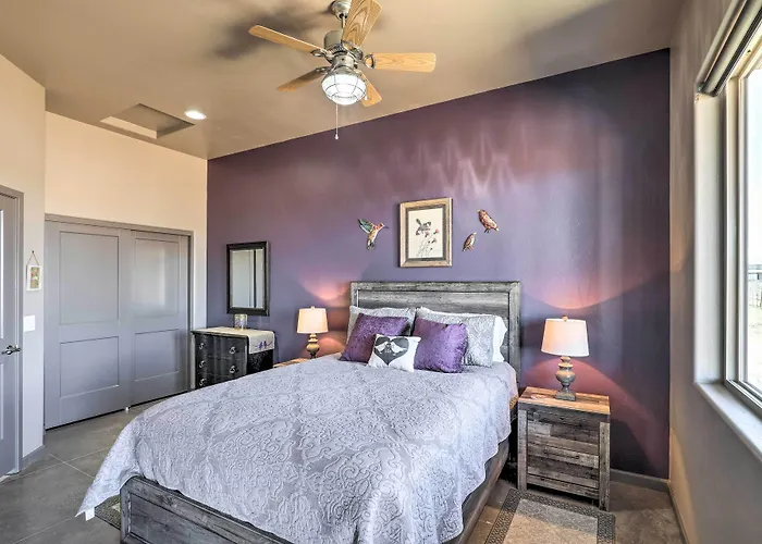 Modern Elgin Home: Walk To Wineries + Pets Welcome